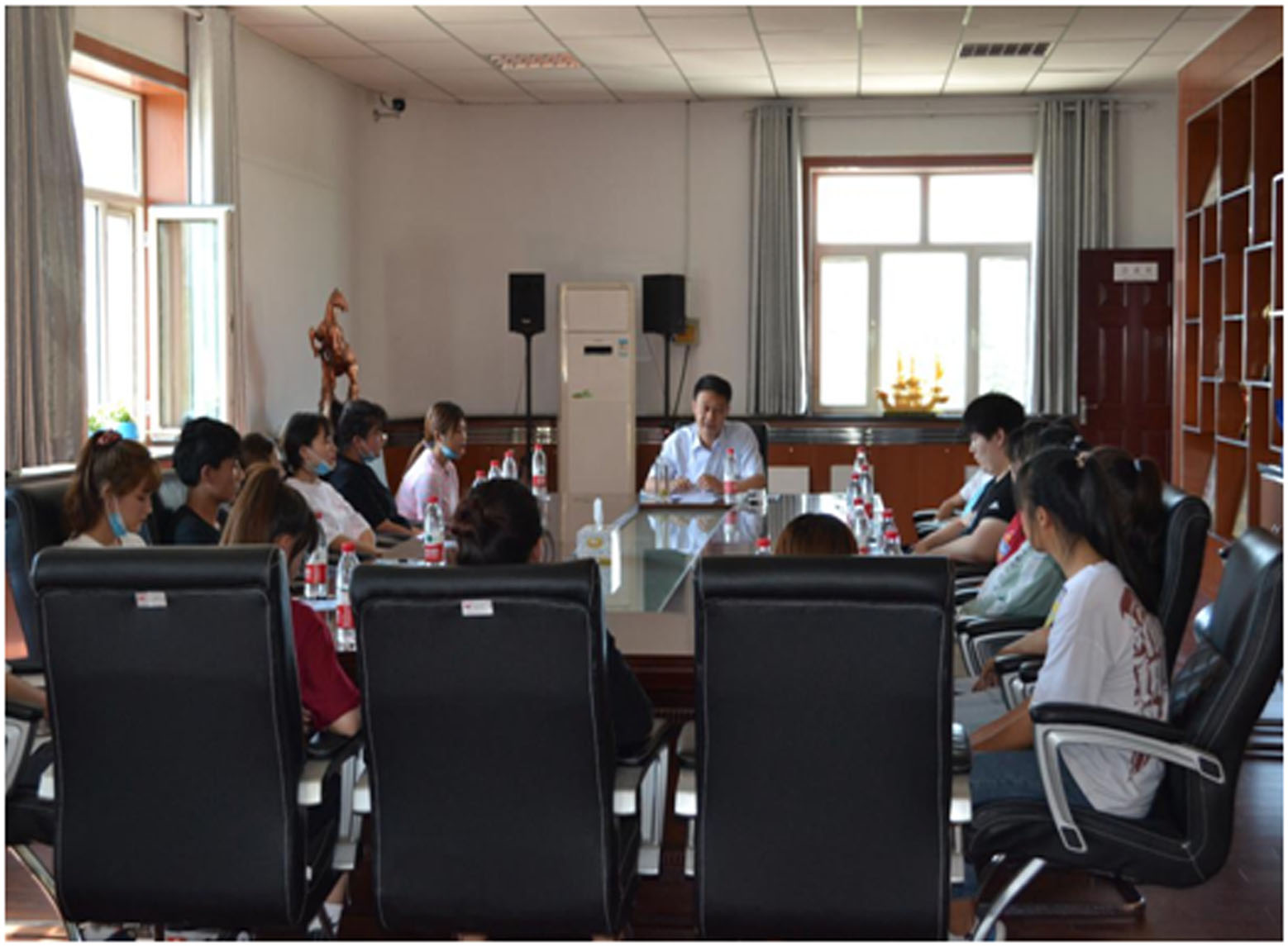 1591868859841558.jpg 02-1学院党委书记与学生座谈.jpg