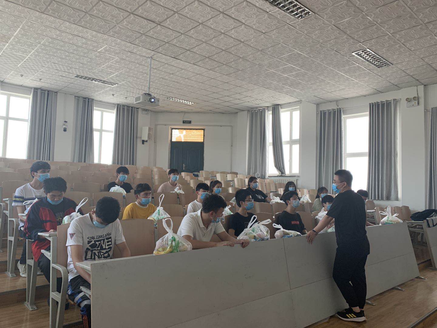 1591869254844501.jpg 04-1教职工与学生座谈.jpg