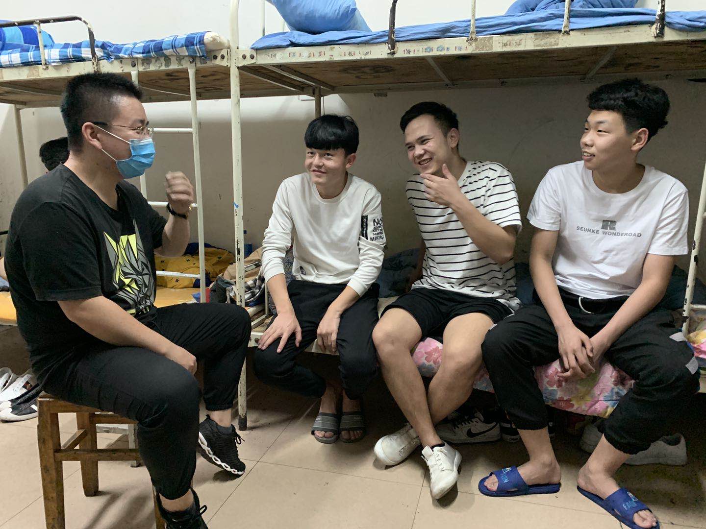 1591869557967743.jpg 05-1教职工深入宿舍.jpg